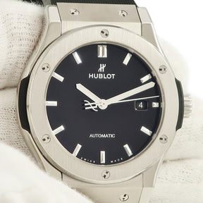 ウブロ HUBLOT クラシックフュージョン チタニウム ブラックシャイニー 542.NX.1270.RX 自動巻き メンズ 黒 バー デイト ビス 日本限定