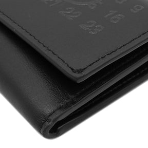 エムエムシックス MM6 LABEL LOGO TRIFOLD WALLET SA5UI0009 ブラック レザー 三つ折り財布 シルバー金具 黒