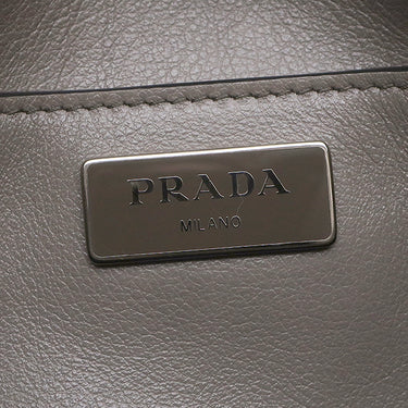 プラダ PRADA トライアングルロゴ 1BD296 グレー レザー ショルダーバッグ シルバー金具 斜め掛け