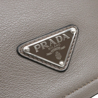 プラダ PRADA トライアングルロゴ 1BD296 グレー レザー ショルダーバッグ シルバー金具 斜め掛け