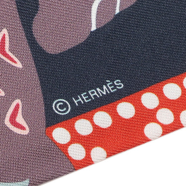 エルメス HERMES ツイリー アントラシット×コーラル シルク スカーフ 【FANTAISIE D'ETRIERS/鎧の幻想】