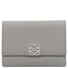ロエベ LOEWE アナグラム バーティカル ウォレット C812S33X01 グレー ペブルグレインカーフ 三つ折り財布 シルバー金具 小銭入れ 札入れ コンパクトウォレット