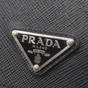 プラダ PRADA サフィアーノ トライアングル iPhoneカバー ブラック サフィアーノレザー ポリアミド 携帯・スマホアクセサリー シルバー金具 黒 三角ロゴ iPhone14 pro