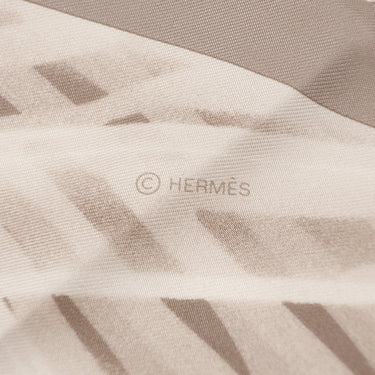 エルメス HERMES カレ90 ベージュ×グリペール シルク スカーフ 【PLEASE CHECK-IN/プリーズチェックイン】