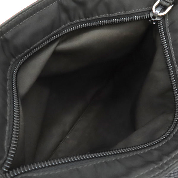 本日限定価格！　カード付　プラダ　メッセンジャー バッグ　三角ロゴ　ブラック 未使用保管品 カード付 PRADA プラダ 三角ロゴ プレート 金具