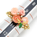 ノンブランド NON BRAND 珊瑚 エメラルド ルビー ダイヤ 薔薇モチーフ イエローゴールド K18YG 珊瑚 エメラルド ルビー ダイヤモンド リング 指輪 バラ ローズ 花 フラワー サンゴ ピンク 赤 緑 18K 750YG 18金 10号