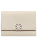 ロエベ LOEWE アナグラム バーティカル ウォレット C821S33X12 ライトゴースト ペブルグレインカーフ 三つ折り財布 シルバー金具 コンパクトウォレット