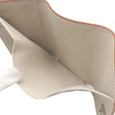 ロエベ LOEWE アナグラム バーティカル ウォレット C821S33X12 ライトゴースト ペブルグレインカーフ 三つ折り財布 シルバー金具 コンパクトウォレット