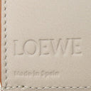 ロエベ LOEWE アナグラム バーティカル ウォレット C821S33X12 ライトゴースト ペブルグレインカーフ 三つ折り財布 シルバー金具 コンパクトウォレット