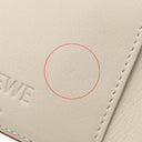 ロエベ LOEWE アナグラム バーティカル ウォレット C821S33X12 ライトゴースト ペブルグレインカーフ 三つ折り財布 シルバー金具 コンパクトウォレット