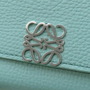 ロエベ LOEWE アナグラム バーティカル ウォレット C821S33X12 ウォーター ペブルグレインカーフ 三つ折り財布 シルバー金具 コンパクトウォレット