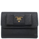 プラダ PRADA サフィアーノ フィオッコ コンパクト ウォレット NERO レザー 三つ折り財布 ゴールド金具 黒 メタルロゴ リボンモチーフ SAFFIANO FIOCCO