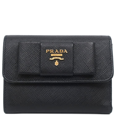 プラダ PRADA サフィアーノ フィオッコ コンパクト ウォレット NERO レザー 三つ折り財布 ゴールド金具 黒 メタルロゴ リボンモチーフ SAFFIANO FIOCCO