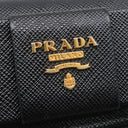 プラダ PRADA サフィアーノ フィオッコ コンパクト ウォレット NERO レザー 三つ折り財布 ゴールド金具 黒 メタルロゴ リボンモチーフ SAFFIANO FIOCCO