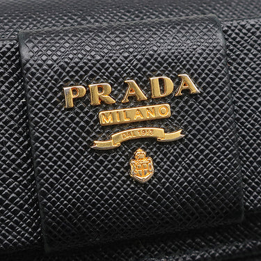 プラダ PRADA サフィアーノ フィオッコ コンパクト ウォレット NERO レザー 三つ折り財布 ゴールド金具 黒 メタルロゴ リボンモチーフ SAFFIANO FIOCCO