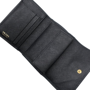 プラダ PRADA サフィアーノ フィオッコ コンパクト ウォレット NERO レザー 三つ折り財布 ゴールド金具 黒 メタルロゴ リボンモチーフ SAFFIANO FIOCCO