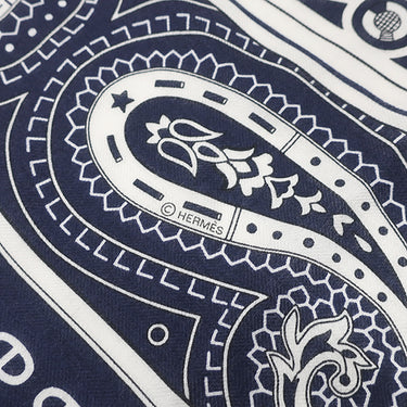 エルメス HERMES カレ140 カレジェアン ブルーマリン×ブラン×ノワゼット カシミヤ シルク ストール 【Cheval de Coeur Bandana /シュヴァル ドゥ クール バンダナ】 2025AW
