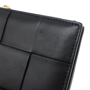 ボッテガヴェネタ BOTTEGA VENETA マキシイントレチャート コンパクト ウォレット 706010 ブラック ラムスキン 二つ折り財布 ゴールド金具 黒 ミニ財布