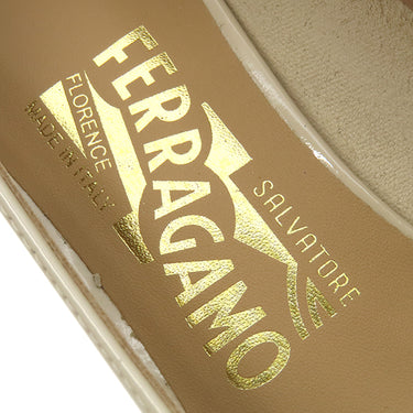 サルヴァトーレ・フェラガモ Salvatore Ferragamo ヴァラ リボン 723350 BONE パテントレザー 6 パンプス アイボリー 靴