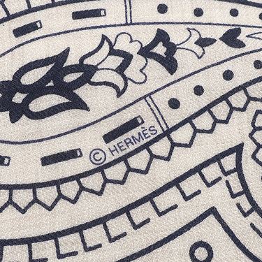 エルメス HERMES カレ140 カレジェアン ナチュラル×マリン×ブラウン カシミヤ シルク ストール 【Cheval de Coeur Bandana /シュヴァル ドゥ クール バンダナ】 2025AW