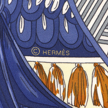 エルメス HERMES カレ90 CARRE バニラ×ブルーロイヤル×ゴールド シルク スカーフ 【TAPIS DE SELLE/タピ ドゥ セル】