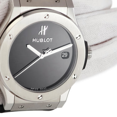 腕時計 ウブロ HUBLOT クラシックフュージョン 40th アニバーサリー チタニウム 511.NX.1270.RX.MDM40 自動巻き メンズ 黒 限定