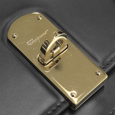 サルヴァトーレ・フェラガモ Salvatore Ferragamo ガンチーニ ショルダーウォレット ブラック レザー 二つ折り財布 ゴールド金具 黒 コンパクト