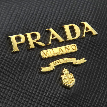 プラダ PRADA サフィアーノ Wホック コンパクト ウォレット 1M0523 NERO レザー 二つ折り財布 ゴールド金具 黒 メタルロゴ ダブルホック