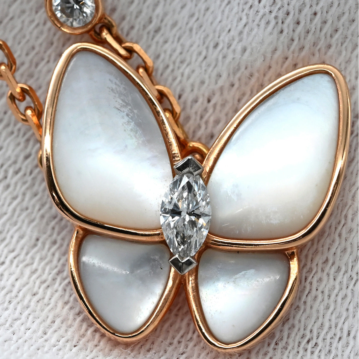 美品 蝶モチーフ ネックレス ゴールドカラー マザーオブパール調 ヴァンクリーフアーペル Van Cleef & Arpels ペンダント VCARO8FO00