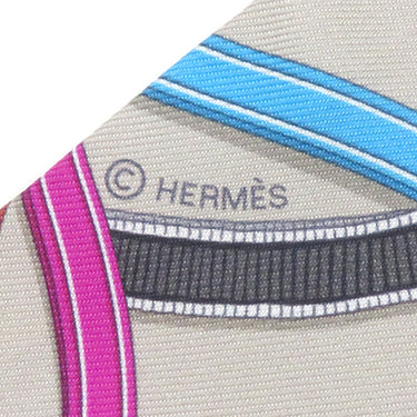 エルメス HERMES ツイリー H064299S 06 グリアルジャン×フューシャ×マルチカラー シルク スカーフ 新品 未使用 【Harnais Legendaire/伝説のハーネス】