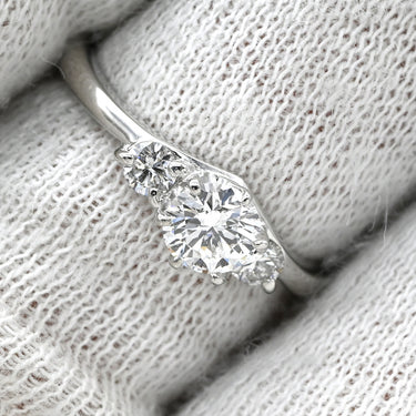 ノンブランド NON BRAND ダイヤモンド 0.376ct 立爪 プラチナシルバー Pt900 ダイヤモンド リング 指輪 プラチナ900 立爪 3P 3石 日付・イニシャル刻印あり 9号