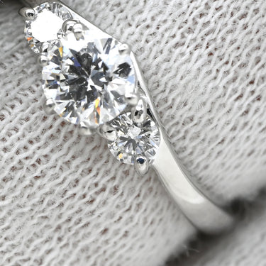 ノンブランド NON BRAND ダイヤモンド 0.376ct 立爪 プラチナシルバー Pt900 ダイヤモンド リング 指輪 プラチナ900 立爪 3P 3石 日付・イニシャル刻印あり 9号