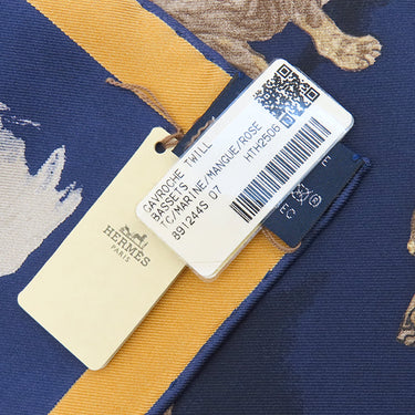 エルメス HERMES カレ45 ガヴロッシュ ブルーマリン×マンゴー×ローズボンボン シルク スカーフ 【LES BASSETS/バセットハウンド】