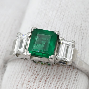 ノンブランド NON BRAND エメラルド 0.84ct ダイヤモンド 0.53ct グリーン×プラチナシルバー Pt900 エメラルド ダイヤモンド リング 指輪 緑 スクエア トリロジー スリーストーン 17号