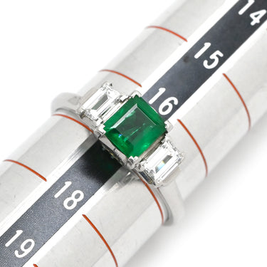 ノンブランド NON BRAND エメラルド 0.84ct ダイヤモンド 0.53ct グリーン×プラチナシルバー Pt900 エメラルド ダイヤモンド リング 指輪 緑 スクエア トリロジー スリーストーン 17号