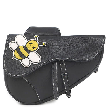 クリスチャン・ディオール Christian Dior KAWS BEE サドルバッグ ブラック レザー ボディバッグ シルバー金具 黒 ハチ カウズ コラボ