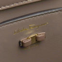 フェラガモ FERRAGAMO ヴァラ リボン トップハンドル 21I290 キャラウェイシード カーフ スプリットカーフ ファブリック 2WAYバッグ ゴールド金具 茶 ハンドバッグ ショルダーバッグ
