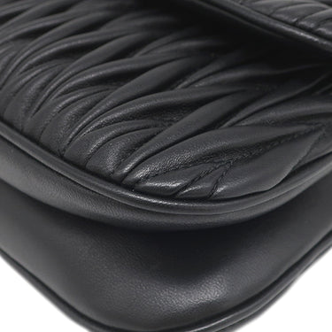 ミュウミュウ MIU MIU マテラッセ ショルダー 5BH126 NERO レザー ショルダーバッグ シルバー金具 黒 ロゴプレート チェーン
