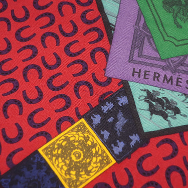 エルメス HERMES カレ140 カレジェアン レッド×ネイビー×マルチカラー カシミヤ シルク スカーフ 【A CHEVAL SUR MON CARRE/カレの馬に乗って】