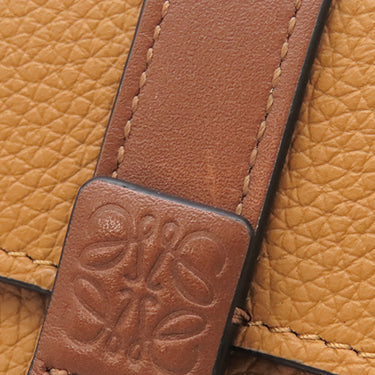 ロエベ LOEWE バーティカル ウォレット スモール ライトキャラメル×ピーカン カーフ ソフトグレインカーフ 三つ折り財布 シルバー金具 茶 アナグラム コンパクトウォレット