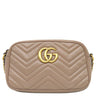 グッチ GUCCI GGマーモント スモール カメラバッグ 447632 ピンクベージュ レザー シェブロンキルティングレザー ショルダーバッグ マットゴールド金具 キルティング ショルダー