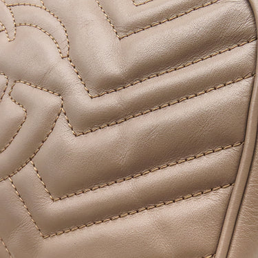 グッチ GUCCI GGマーモント スモール カメラバッグ 447632 ピンクベージュ レザー シェブロンキルティングレザー ショルダーバッグ マットゴールド金具 キルティング ショルダー