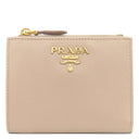 プラダ PRADA メタルロゴ コンパクトウォレット 1ML023 ベージュピンク レザー 二つ折り財布 ゴールド金具 2つ折り