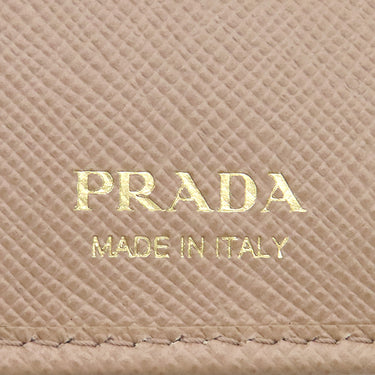 プラダ PRADA メタルロゴ コンパクトウォレット 1ML023 ベージュピンク レザー 二つ折り財布 ゴールド金具 2つ折り