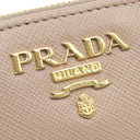 プラダ PRADA メタルロゴ コンパクトウォレット 1ML023 ベージュピンク レザー 二つ折り財布 ゴールド金具 2つ折り