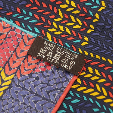 エルメス HERMES カレ90 H002993S ネイビー×マルチカラー シルク スカーフ 【AU COIN DU FEU/暖炉のそばで】
