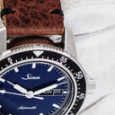 腕時計 ジン SINN パイロット ウォッチ 104.ST.SA.IB 自動巻き メンズ ブルー 青 サンレイ デイデイト 回転ベゼル バー