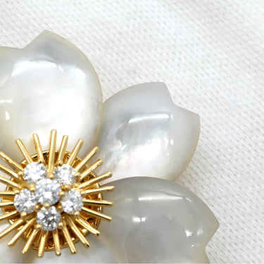 ヴァンクリーフアーペル Van Cleef & Arpels ローズ ド ノエル ミディアム VCARA53400 パールホワイトXイエローゴールド K18YG ダイヤモンド マザーオブパール ブローチ 750YG 18K シェル ダイヤモンド