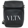 ヴァレンティノ VALENTINO VLTN クロスボディバッグ ブラック レザー ショルダーバッグ シルバー金具 黒 白 ロゴ ショルダー 斜め掛け フラップ