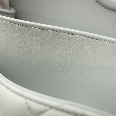 シャネル CHANEL マトラッセ Wフラップ チェーンショルダー ライトグレー ラムスキン ショルダーバッグ シャンパンゴールド金具 ブルーグレー ココマーク